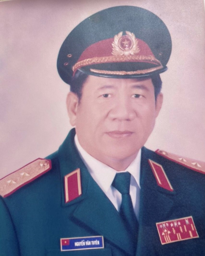 “VƯỜN MẸ” VỚI ANH BỘ ĐỘI CỤ HỒ  -     Trung tướng Nguyễn Văn Tuyên
