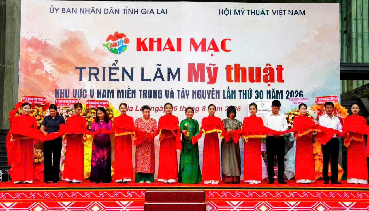 Một cuộc hội ngộ và những câu hỏi cho mỹ thuật khu vực