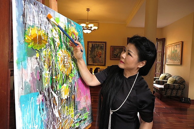 Họa sỹ Văn Dương Thành - người phụ nữ thông qua hội họa mang tâm hồn Việt đến với thế giới