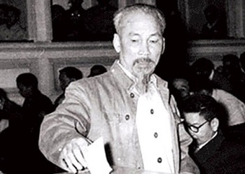 Tư tưởng Hồ Chí Minh về xây dựng chính quyền đi đôi với bảo vệ chính quyền