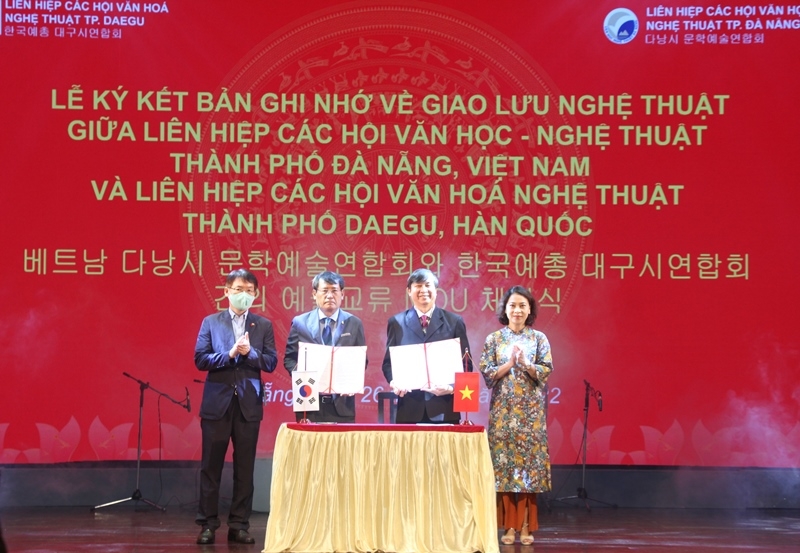 Lễ ký kết Bản ghi nhớ về giao lưu nghệ thuật giữa Liên Hiệp các Hội Văn học - Nghệ thuật thành phố Đà Nẵng, Việt Nam và Liên Hiệp các Hội Văn hóa  Nghệ thuật thành phố Daegu Hàn Quốc.