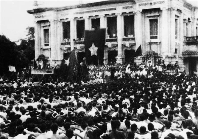 “Cờ Việt Nam oanh liệt gió mừng bay!”